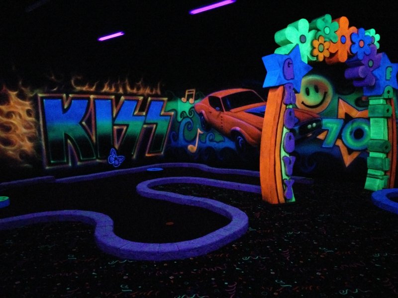 Putz n Glo Indoor Black Light Miniature Golf photo 5