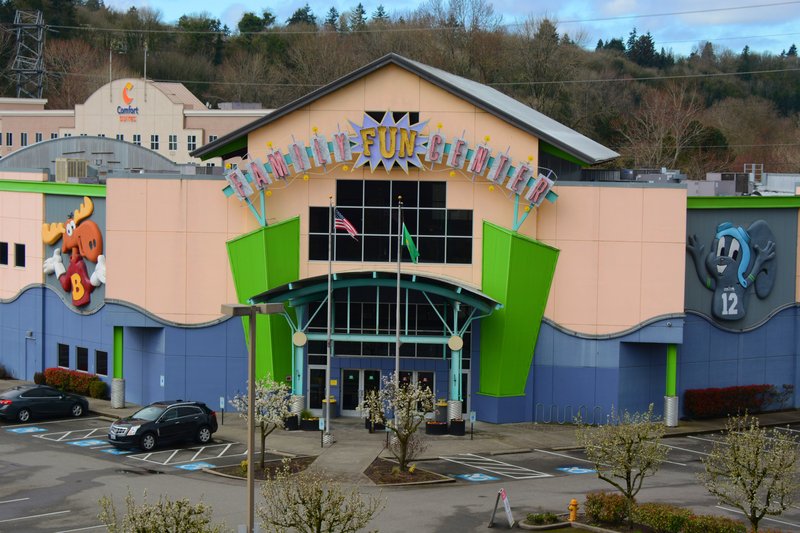 Tukwila Family Fun Center & Bullwinkle's Restaurant photo 3