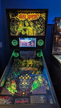 Flippers Convenience & Arcade photo 3