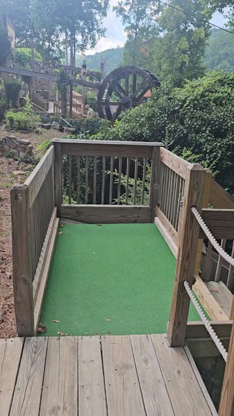 Gatlin’s Mini Golf photo 2