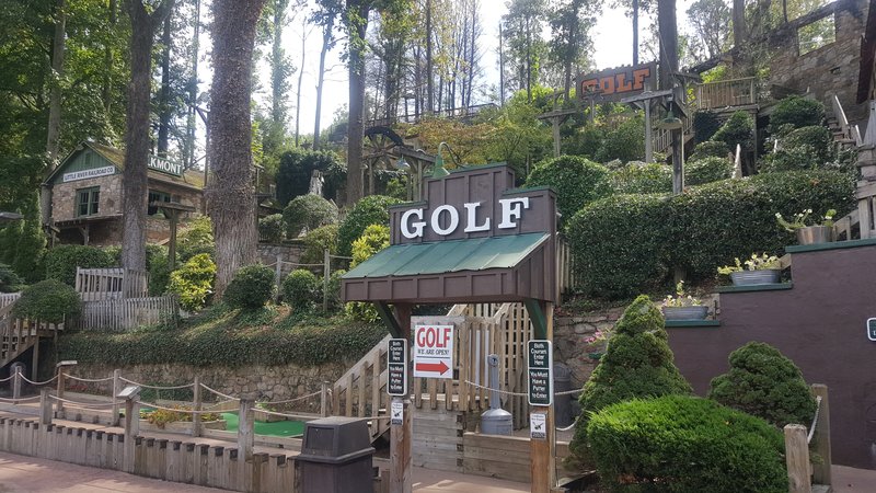 Gatlin’s Mini Golf photo 3