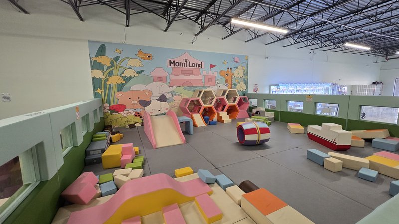Momi Land Hilliard photo 6