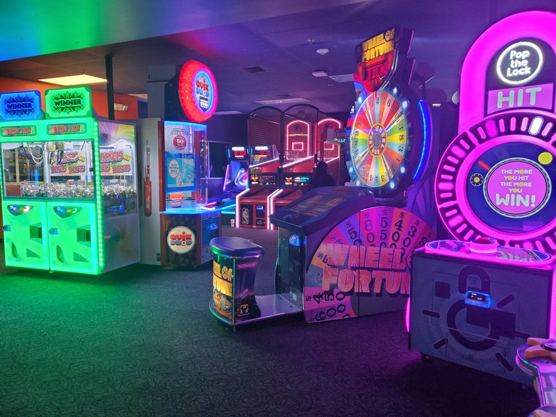 Bowlero Glendale Heights photo 6