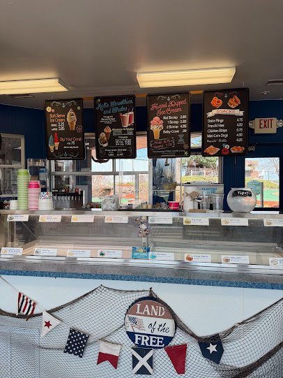 Buoy 18 Ice Cream, Miniature Golf, Bubble tea, Arcade photo 2