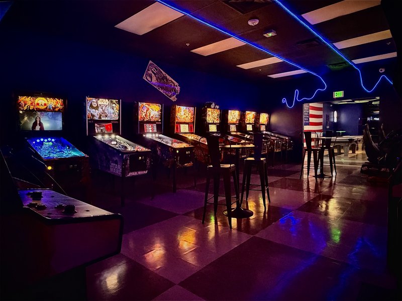 Play Money Family Pinball Arcade Bar: Ft. Pierce photo 3