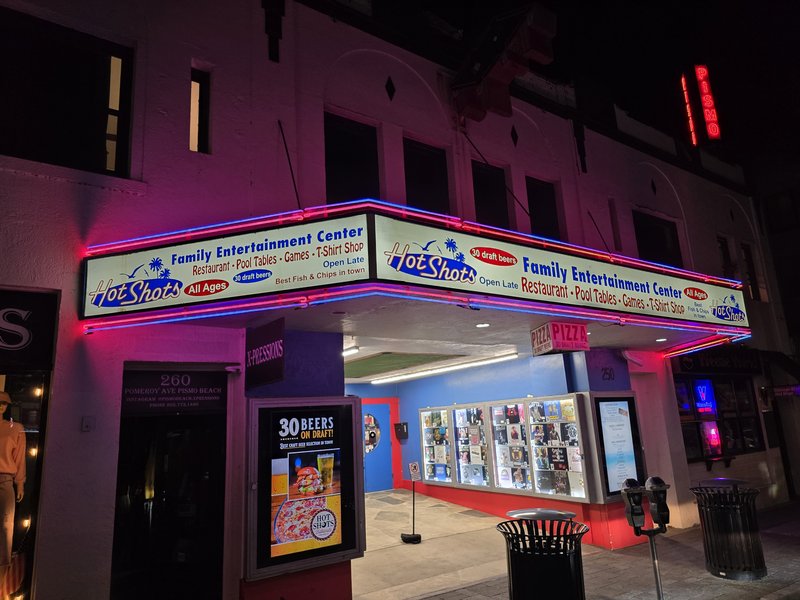 HotShots Billiards & Family Entertainment Center photo 5