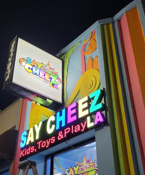 SAY CHEEZ LA