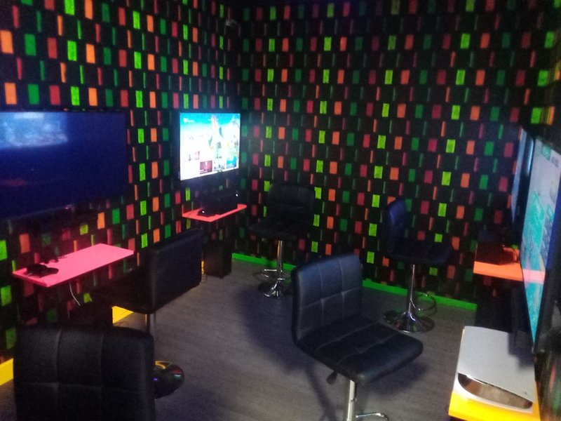 Common Collectibles & Gaming Lounge