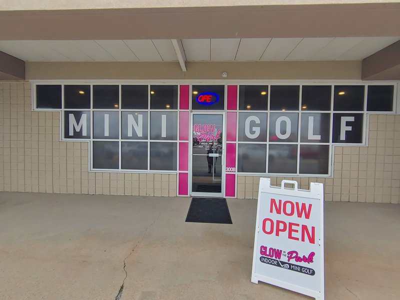 Glow In The Park Indoor Mini Golf & Pinball Arcade photo 3