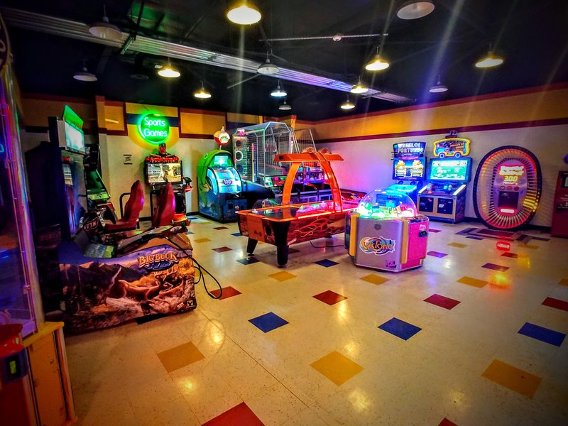 Zeppoz Restaurant, Bowling, Sports Bar, Pull Tab Bar, and Full Weekend Breakfast photo 6